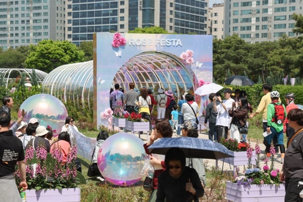 2026고양국제꽃박람회 개막 '관람객 북적'2